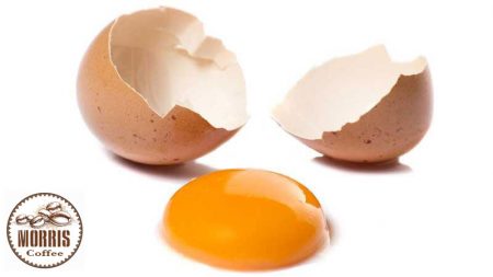 زرده تخم مرغ برای پاک کردن لکه قهوه